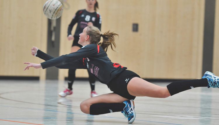 Faustball Frauen mit Licht und Schatten