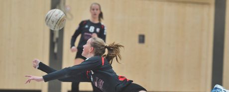 Faustball Frauen mit Licht und Schatten