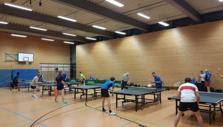 Erster Trainingstag Tischtennis am 3.1.2019: Volle Halle mit 22 Abteilungsmitgliedern