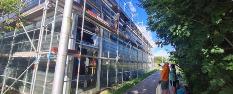 Arbeitseinsatz: Reinigung von 130 Glas-Fassadenelementen