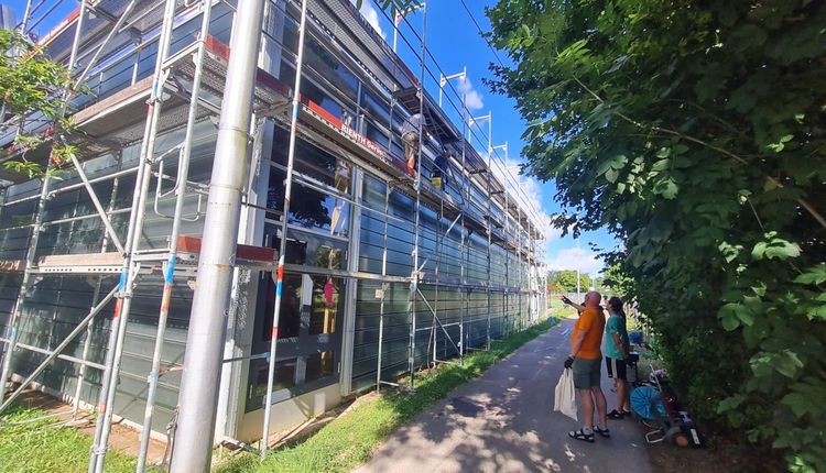Arbeitseinsatz: Reinigung von 130 Glas-Fassadenelementen