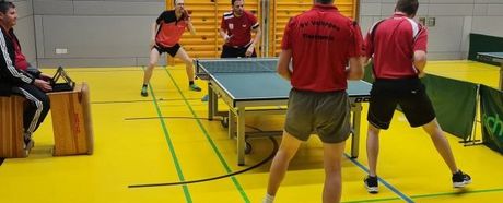 TT Herren II nur zu fünft: knappe Niederlage