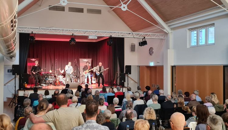 Maffay Pur spielte in der TuV-Halle