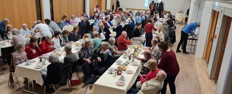 Seniorennachmittag - Volle TuV-Halle