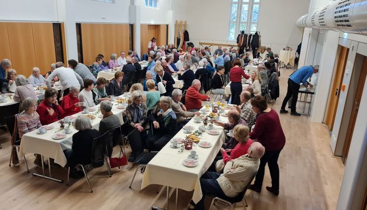 Seniorennachmittag - Volle TuV-Halle